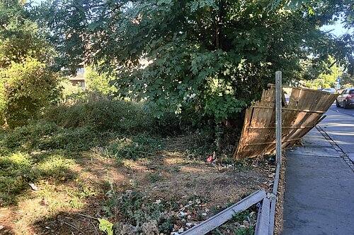Broken fence on Beulah Hill