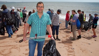 Image courtesy of Martin Wrigley Litter pick on the beach